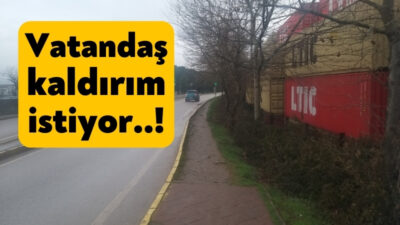 İzmit Kartepe Fatih Sultan Mehmet Mahallesi’nde vatandaşlar kaldırımda parke taşı