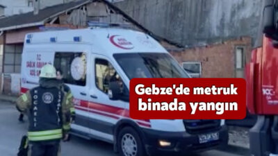 Kocaeli'nin Gebze ilçesinde bulunan metruk binanın çatısında çıkan yangın itfaiye