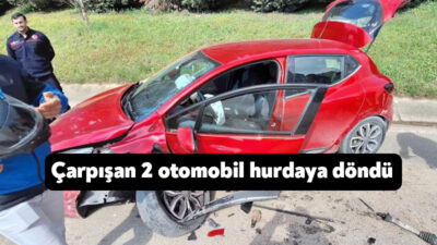 Kocaeli'nin Gebze ilçesinde 2 otomobilin çarpışması neticesinde araçlar hurdaya dönerken