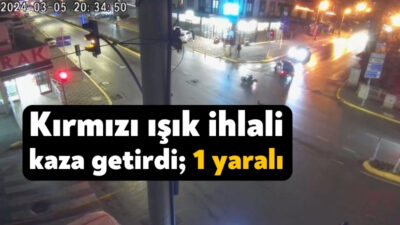Kocaeli'nin Gölcük ilçesinde kırmızı ışık ihlali yapan motosikletin kavşakta otomobil