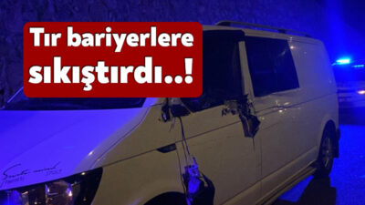 D-100 Karayolu Gebze geçişinde şerit değiştiren tırın, panelvanı bariyerlere sıkıştırması