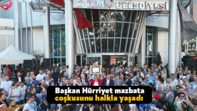Mazbatasını aldıktan sonra İzmit Belediyesi önünde İzmitlilerle buluşan Başkan Hürriyet,
