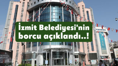 İzmit Belediye meclis toplantısında 2023 yılına ait faaliyet raporunu sunan