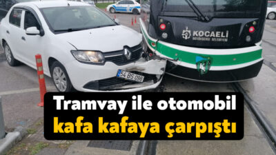 İzmit'teki Asayiş Şube Müdürlüğü'nün önünde tramvay ile otomobil kaza yaptı.