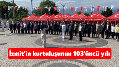 İzmit'in Kurtuluşunun 103'üncü yılı dolayısıyla Atatürk Anıtı'na çelenk bırakan Başkan