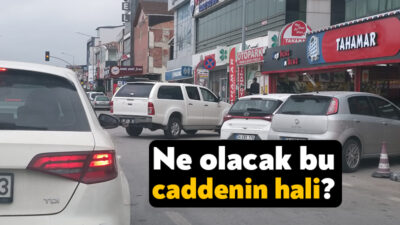 Kocaeli’nin Kartepe ilçesinde araçların yola dik bir şekilde park edilmesinden
