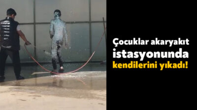 Kocaeli'de sıcaktan bunalan çocukların akaryakıt istasyonundaki köpüğü birbirlerine sıkarak eğlenmeleri