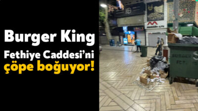 İzmit’teki Fethiye Caddesi’nde akşam saatlerinde esnafın çıkardığı çöpler ve Burger