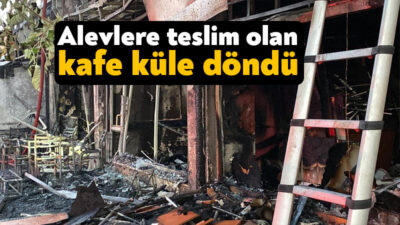 Kocaeli'nin İzmit ilçesinde iş merkezindeki kafede çıkan yangın depoya da