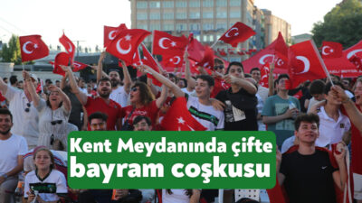 Kent Meydanında kurulan dev ekranda mili heyecanı izleyen Kocaeliler, hop