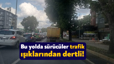 Gölcük D-130 karayolu üzerinde yer alan trafik ışıkları uzun araç