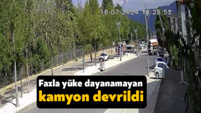 Kocaeli'nin Kartepe ilçesinde fazla yüke dayanamayan kamyon devrildi. Olay