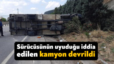 Kocaeli'nin Körfez ilçesinde sürücüsünün uyduğu iddia edilen kamyon yol kenarındaki