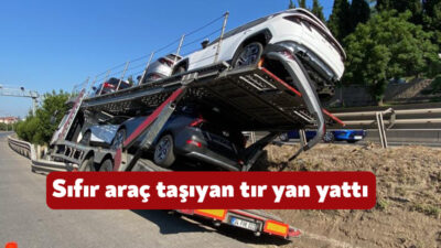Kocaeli'nin İzmit ilçesinde meydana gelen kazada, sıfır araç taşıyan tır