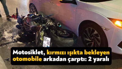 Kocaeli'nin İzmit ilçesinde motosiklet kırmızı ışıkta bekleyen otomobile arkadan çarptı.