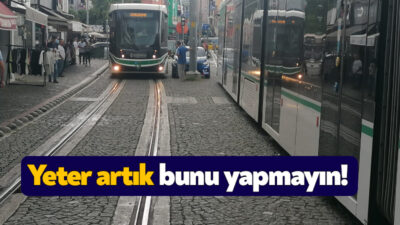 İzmit’te tramvay hattının arasına otomobilin park edilmesi vatmanlara zor anlar