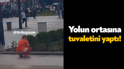 Bursa’daki bir kişi kent meydanında herkesin gözünün içine baka baka