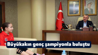 Kocaeli Büyükşehir Belediye Başkanı Tahir Büyükakın, Türkiye Satranç Şampiyonu Beren