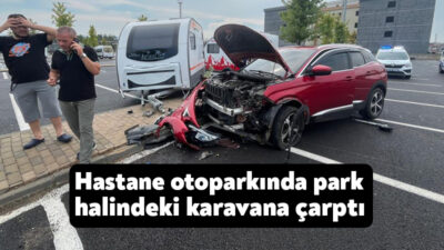 Kocaeli'nin Derince ilçesinde hastane otoparkında kontrolden çıkan otomobil önce ağaca,