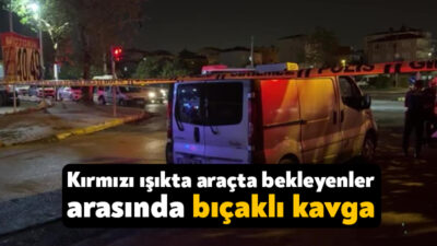 Kocaeli'nin Gebze ilçesinde kırmızı ışıkta araçlarıyla bekleyen kişiler arasında çıkan
