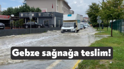 Kocaeli'nin Gebze ilçesinde sağanak etkili oldu. Sularda kalan plakalar tellere