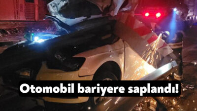 Kocaeli'nin Gebze ilçesinde sürücüsünün direksiyon hakimiyetini kaybettiği otomobil bariyerlere saplandı.