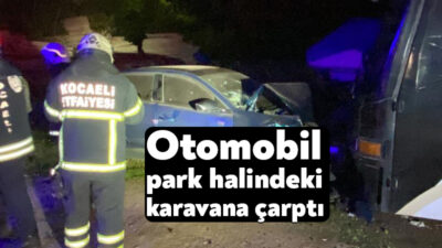 Kocaeli'nin İzmit ilçesinde virajı alamayan otomobil park halindeki karavana çarptı.