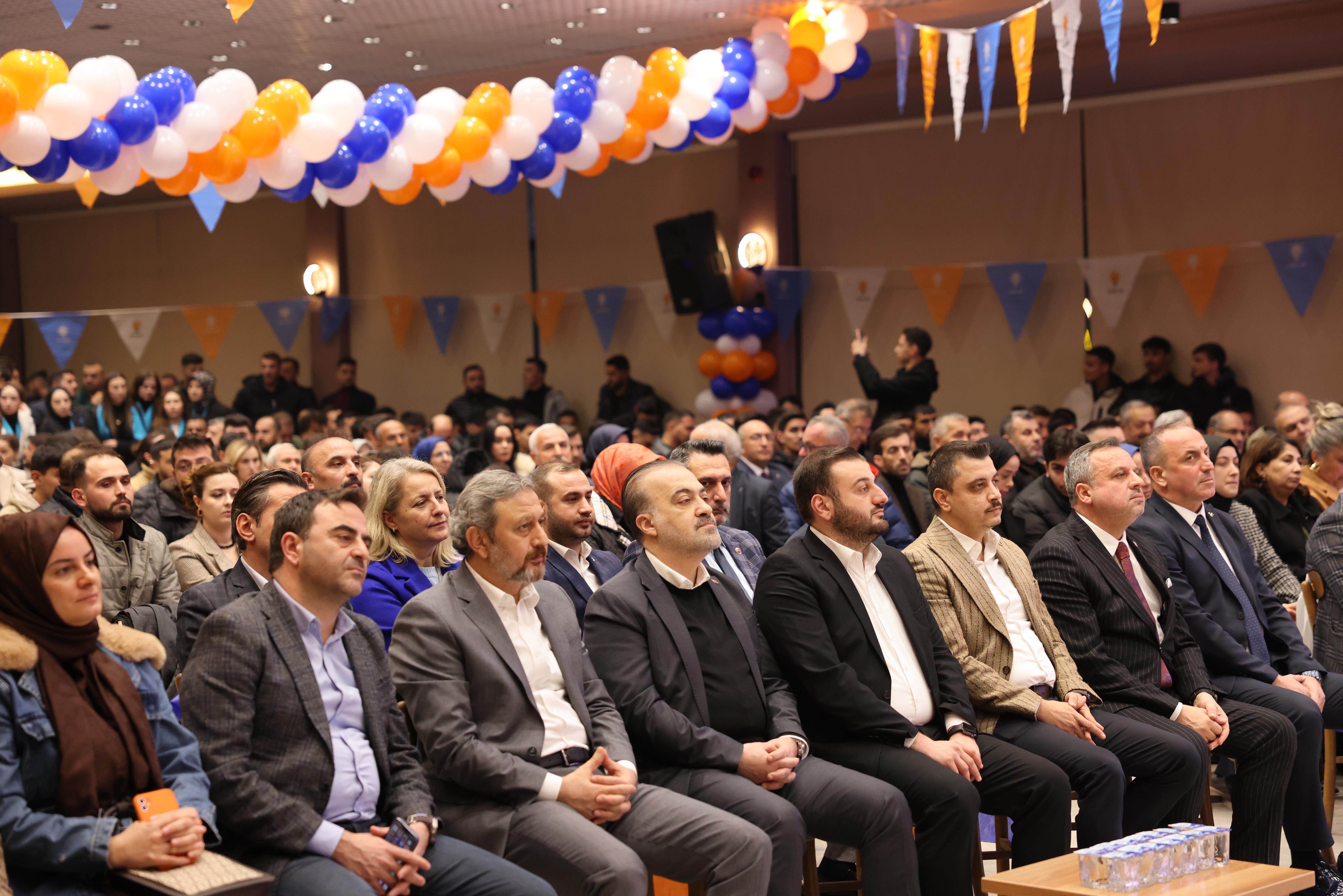 AK Parti Izmitte genclerin yeni baskani o isim oldu