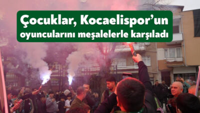 Kocaeli’de ortaokulu ziyaret eden Kocaelispor’un iki oyuncusunu, onlarca çocuk meşalelerle