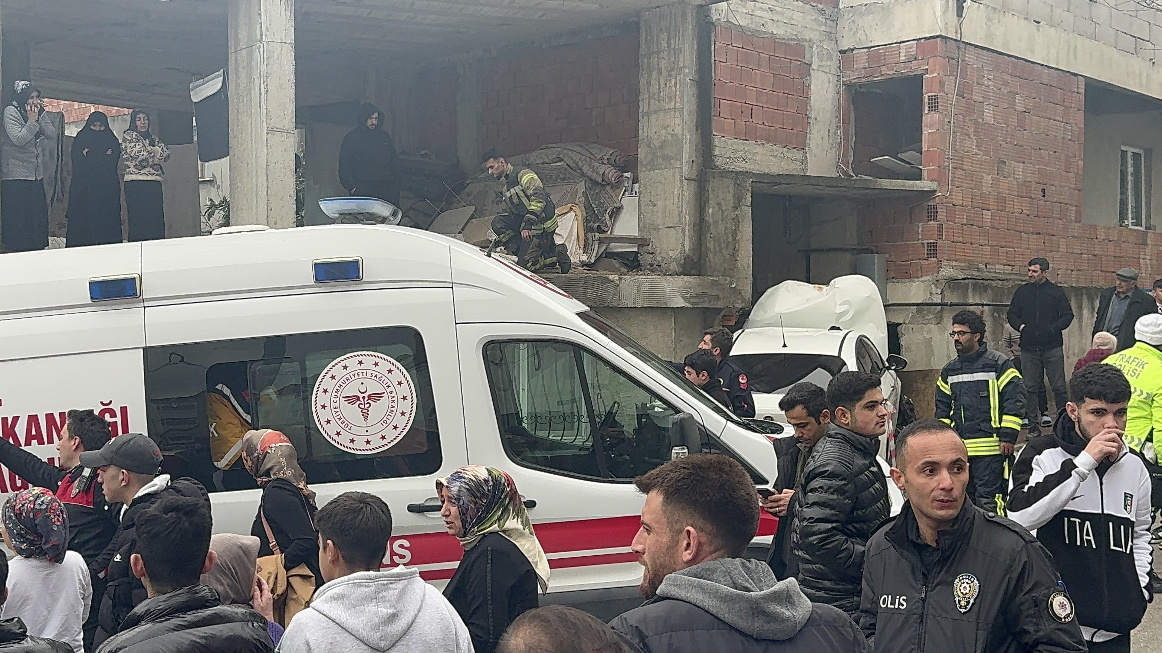 Freni bosalan otomobil binanin duvarina carpti