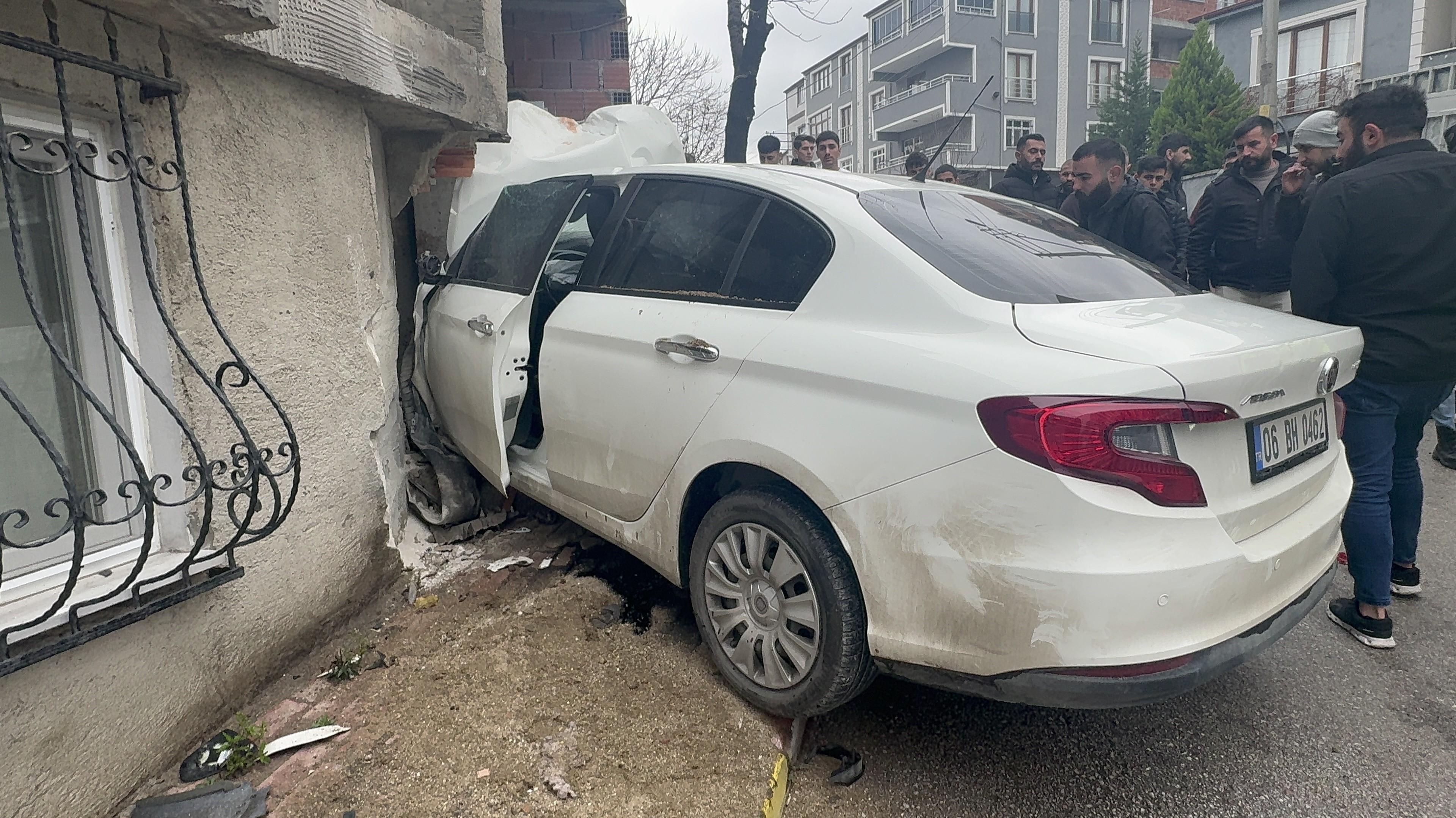 Freni bosalan otomobil binanin duvarina carpti1