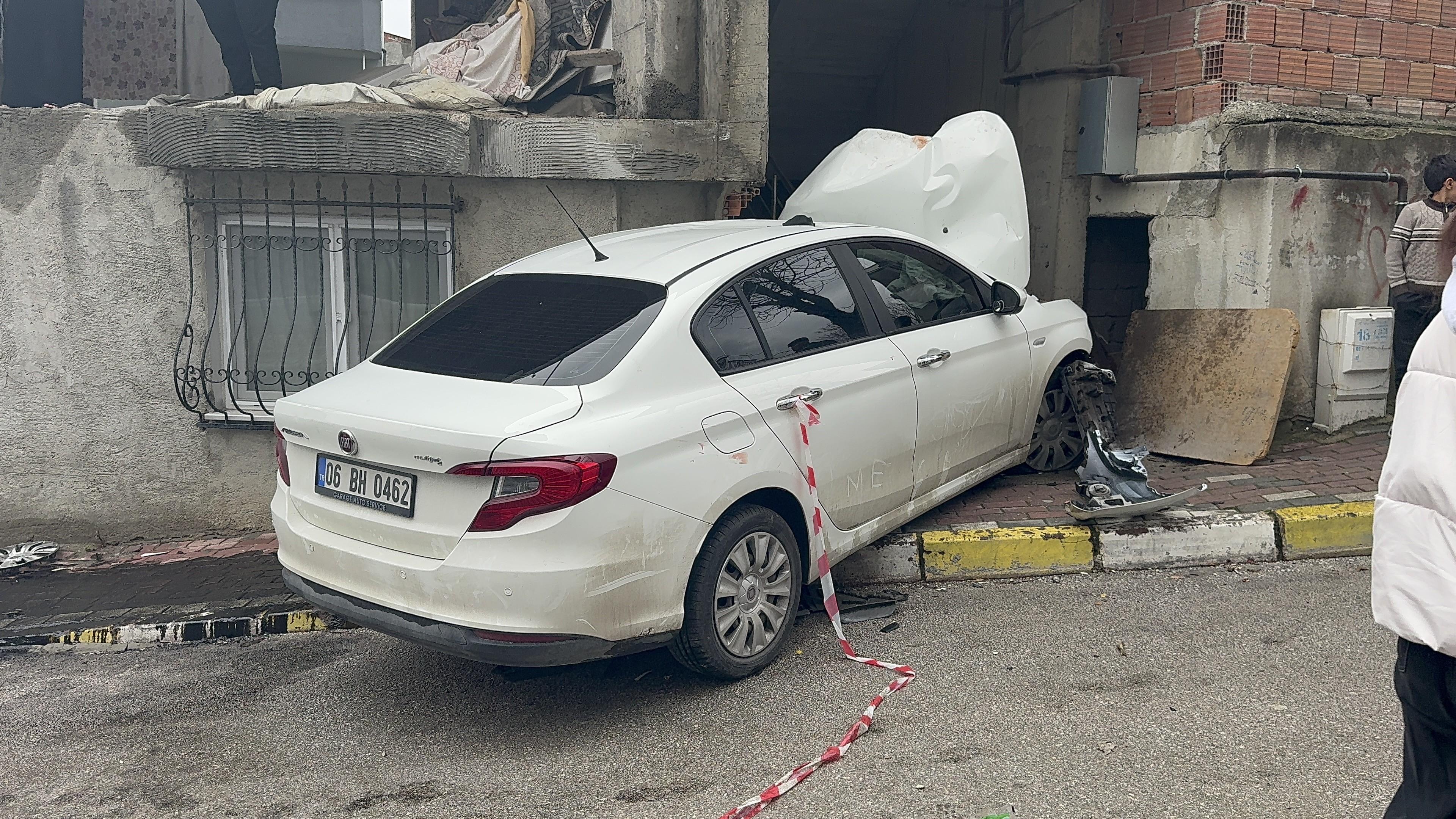 Freni bosalan otomobil binanin duvarina carpti4
