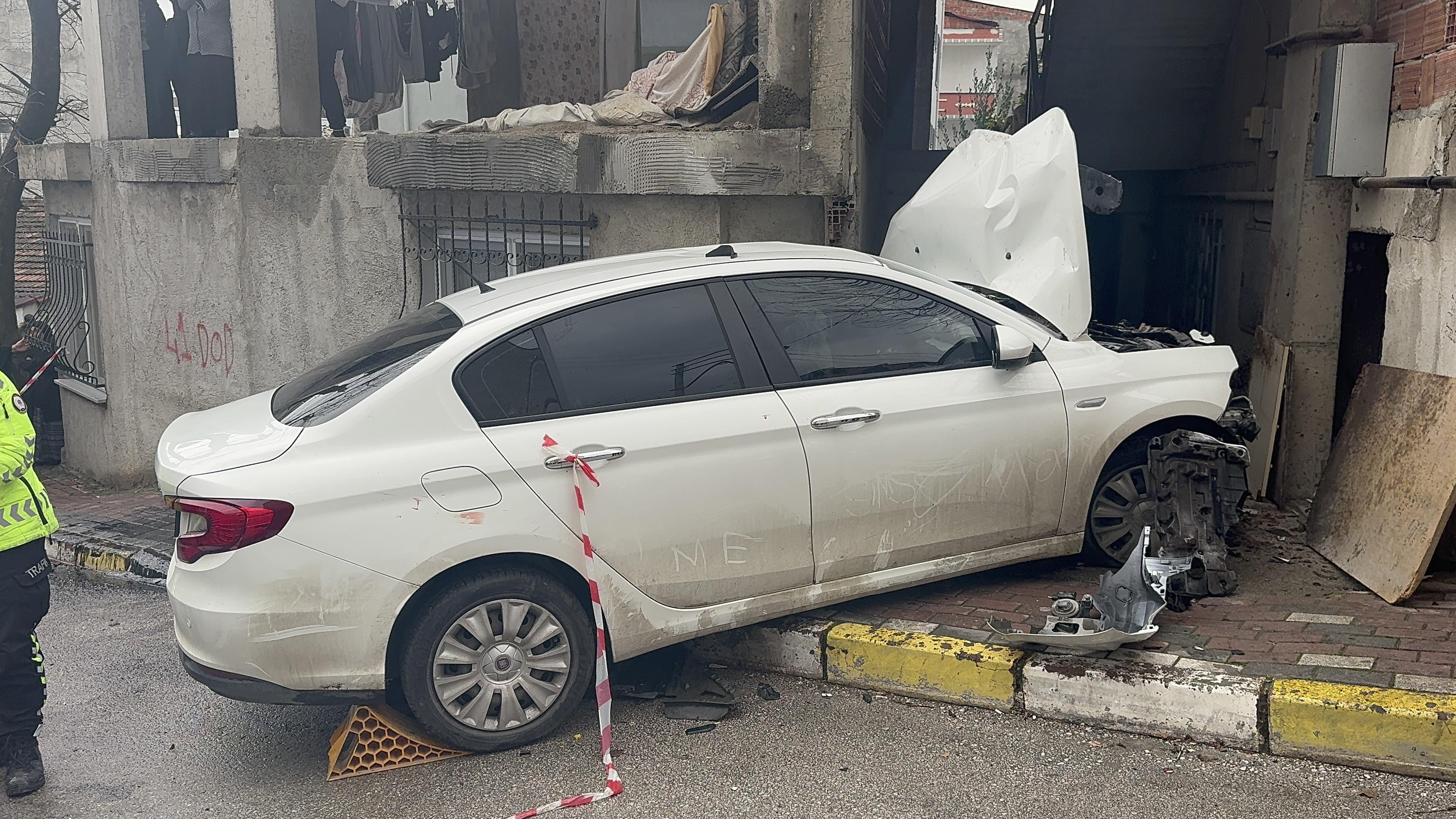 Freni bosalan otomobil binanin duvarina carpti8