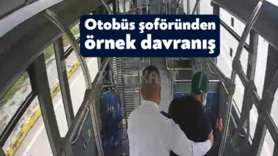 Kocaeli'de otobüs şoförünün, durakta bekleyen yaşlı vatandaşa yardım ederek koltuğuna