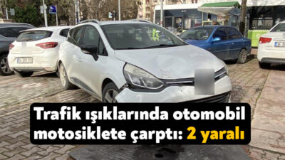 Kocaeli'nin İzmit ilçesinde otomobilin trafik ışıklarında bekleyen motosiklete çarptığı kazada