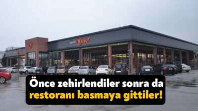 İzmit’te Köfteci Yusuf’a ait olan bir restoranda iki kişi yemekleri