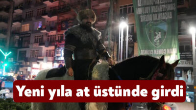 Kocaeli'de 2025'e 'merhaba' diyen vatandaşlar renkli görüntüler oluşturdu. Kimisi yeni