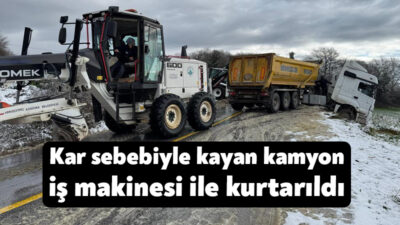 Kandıra-Kaynarca karayolunda kar sebebiyle kayan kamyon, iş makinesi ile kurtarıldı.