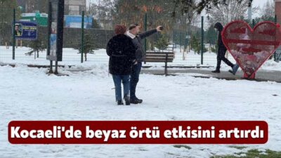 Yüksek kesimlerinin beyaz örtüyle kaplandığı Kocaeli'de, sabah saatlerinde kent merkezinde