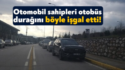 Başiskele’de durak önüne park edilen araçlar vatandaşların tepkisine neden oldu.