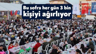 Büyükşehir Belediyesi’nin İzmit Kent Meydanı’nda kurduğu iftar sofrası yoğun ilgi