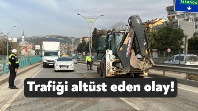 Kocaeli D100 Karayolu'nda kamyondan dökülen çamur trafiği aksamasına sebep oldu.