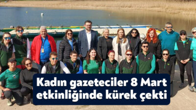 Kocaeli'de düzenlenen etkinlikte kadın gazeteciler, Sapanca Gölü'nde kürek çekerek,