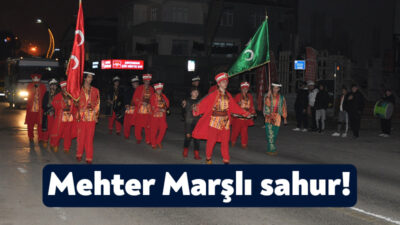 Kartepeliler sahur vaktine Kartepe Belediyesi Mehteran Takımı'nın coşkulu marşlarıyla uyandı.