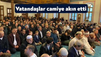 Kocaeli'de Ramazan Bayramı'nın ilk gününde camiye akın eden cemaat içeri
