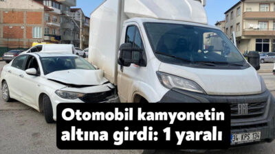 Kocaeli'nin İzmit ilçesinde çarpışmanın şiddetiyle otomobilin bir kısmı kamyonetin altına
