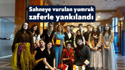 Kocaeli'deki tiyatro festivalinde rolüne kendini fazla kaptıran öğrenci doğaçlama hareketle