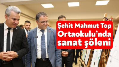 Şehit Mahmut Top Ortaokulu’nda düzenlenen Görsel Sanatlar Sergisi’ni ziyaret eden