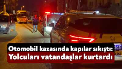 Kocaeli'nin Derince ilçesinde 2 otomobilin çarpıştığı kazada araçların kapıları sıkıştı,