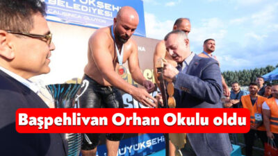 Kocaeli'de düzenlenen 17. Sekapark Altın Kemer Yağlı Güreşleri’nde başpehlivan, rakibi